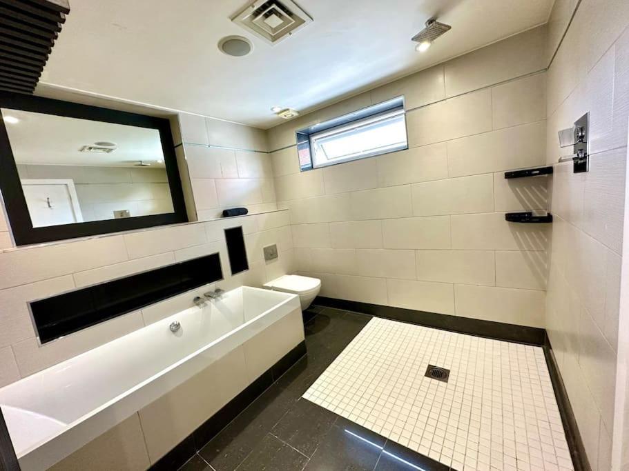 Stunning Panoramic Sea View Beach Location - Sleeps Up To 4 People - Free Parking - The Best Beach! - Great Location - Fast Wifi - Smart Tv - Newly Decorated - Sleeps Up To 4! Close To Bournemouth & Poole Town Centre & Sandbanks ภายนอก รูปภาพ