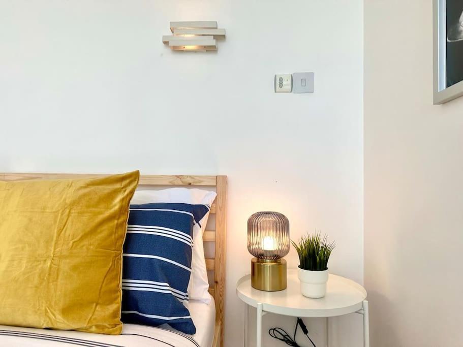 Stunning Panoramic Sea View Beach Location - Sleeps Up To 4 People - Free Parking - The Best Beach! - Great Location - Fast Wifi - Smart Tv - Newly Decorated - Sleeps Up To 4! Close To Bournemouth & Poole Town Centre & Sandbanks ภายนอก รูปภาพ