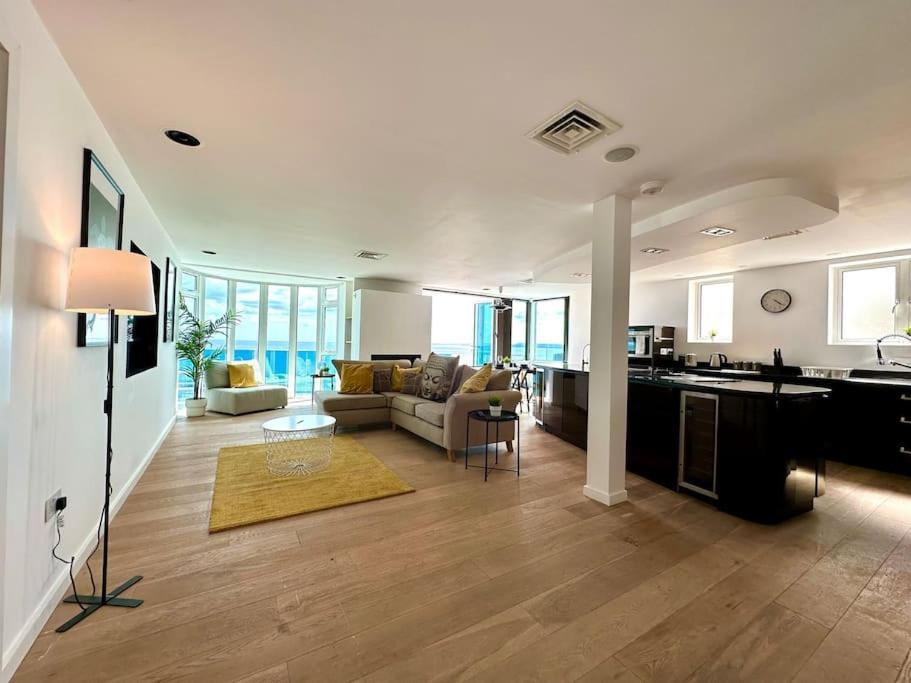 Stunning Panoramic Sea View Beach Location - Sleeps Up To 4 People - Free Parking - The Best Beach! - Great Location - Fast Wifi - Smart Tv - Newly Decorated - Sleeps Up To 4! Close To Bournemouth & Poole Town Centre & Sandbanks ภายนอก รูปภาพ