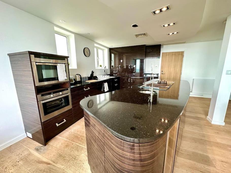 Stunning Panoramic Sea View Beach Location - Sleeps Up To 4 People - Free Parking - The Best Beach! - Great Location - Fast Wifi - Smart Tv - Newly Decorated - Sleeps Up To 4! Close To Bournemouth & Poole Town Centre & Sandbanks ภายนอก รูปภาพ