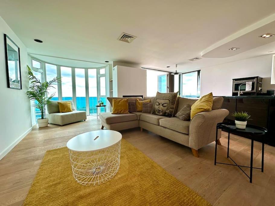 Stunning Panoramic Sea View Beach Location - Sleeps Up To 4 People - Free Parking - The Best Beach! - Great Location - Fast Wifi - Smart Tv - Newly Decorated - Sleeps Up To 4! Close To Bournemouth & Poole Town Centre & Sandbanks ภายนอก รูปภาพ