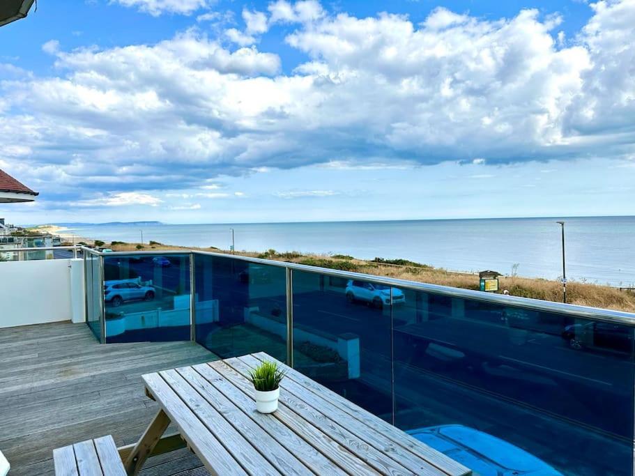 Stunning Panoramic Sea View Beach Location - Sleeps Up To 4 People - Free Parking - The Best Beach! - Great Location - Fast Wifi - Smart Tv - Newly Decorated - Sleeps Up To 4! Close To Bournemouth & Poole Town Centre & Sandbanks ภายนอก รูปภาพ
