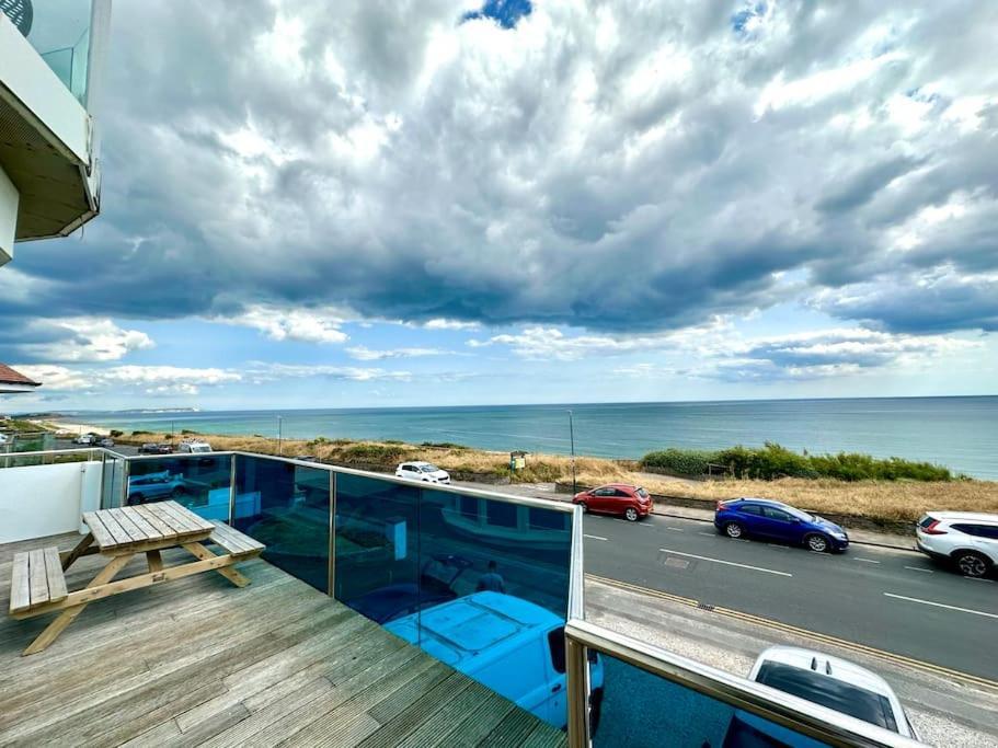 Stunning Panoramic Sea View Beach Location - Sleeps Up To 4 People - Free Parking - The Best Beach! - Great Location - Fast Wifi - Smart Tv - Newly Decorated - Sleeps Up To 4! Close To Bournemouth & Poole Town Centre & Sandbanks ภายนอก รูปภาพ