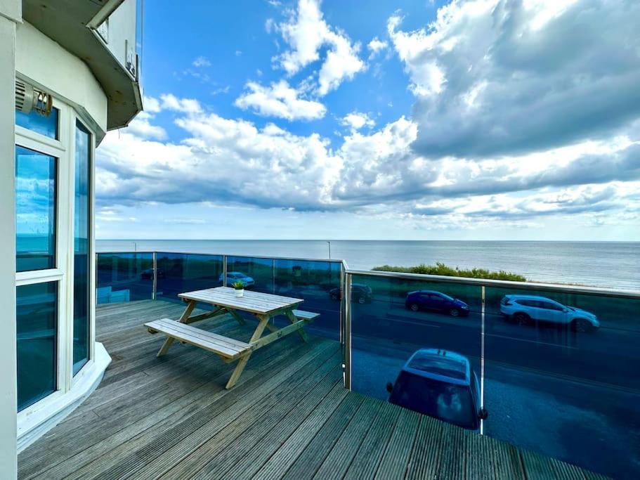 Stunning Panoramic Sea View Beach Location - Sleeps Up To 4 People - Free Parking - The Best Beach! - Great Location - Fast Wifi - Smart Tv - Newly Decorated - Sleeps Up To 4! Close To Bournemouth & Poole Town Centre & Sandbanks ภายนอก รูปภาพ