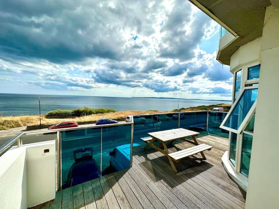 Stunning Panoramic Sea View Beach Location - Sleeps Up To 4 People - Free Parking - The Best Beach! - Great Location - Fast Wifi - Smart Tv - Newly Decorated - Sleeps Up To 4! Close To Bournemouth & Poole Town Centre & Sandbanks ภายนอก รูปภาพ