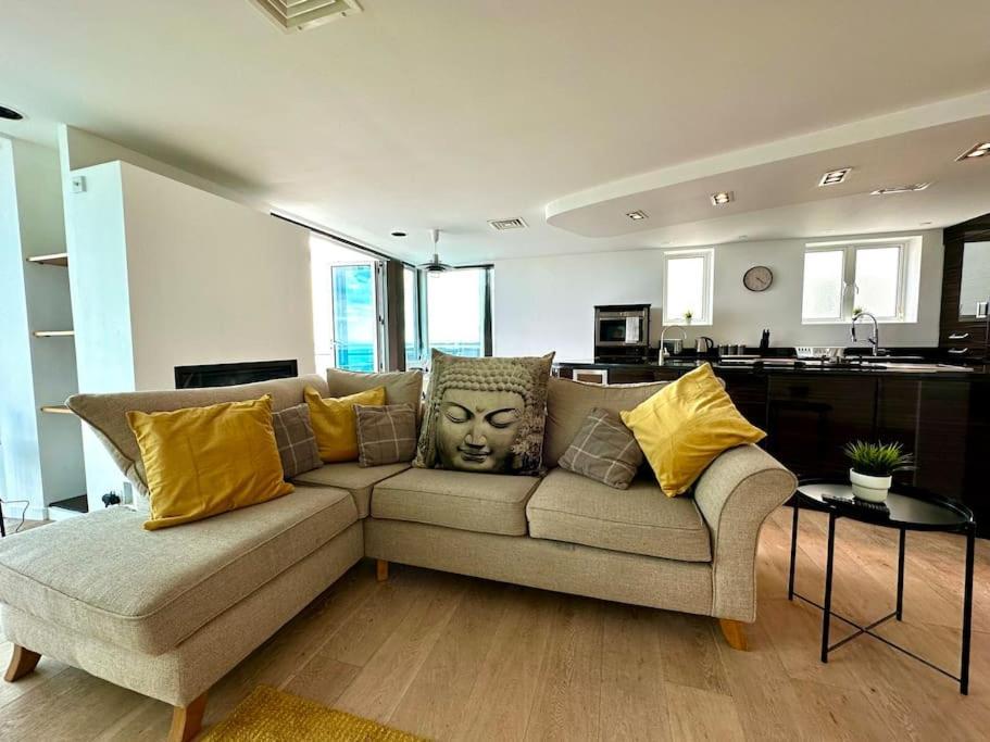 Stunning Panoramic Sea View Beach Location - Sleeps Up To 4 People - Free Parking - The Best Beach! - Great Location - Fast Wifi - Smart Tv - Newly Decorated - Sleeps Up To 4! Close To Bournemouth & Poole Town Centre & Sandbanks ภายนอก รูปภาพ