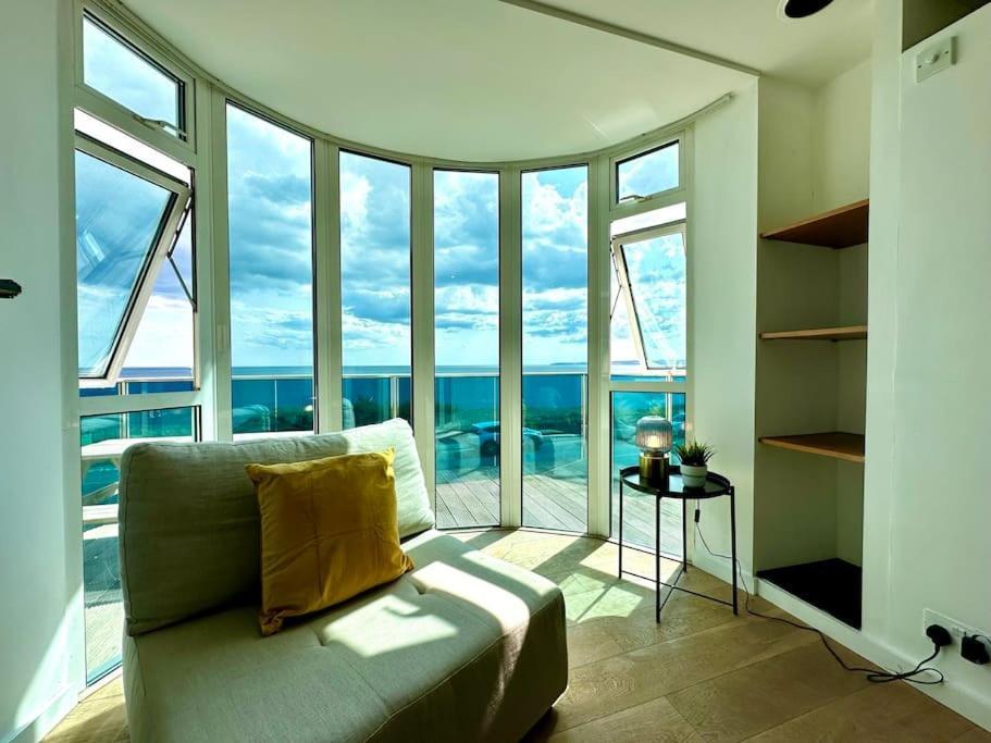 Stunning Panoramic Sea View Beach Location - Sleeps Up To 4 People - Free Parking - The Best Beach! - Great Location - Fast Wifi - Smart Tv - Newly Decorated - Sleeps Up To 4! Close To Bournemouth & Poole Town Centre & Sandbanks ภายนอก รูปภาพ