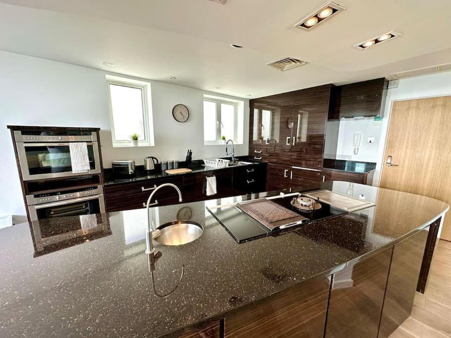 Stunning Panoramic Sea View Beach Location - Sleeps Up To 4 People - Free Parking - The Best Beach! - Great Location - Fast Wifi - Smart Tv - Newly Decorated - Sleeps Up To 4! Close To Bournemouth & Poole Town Centre & Sandbanks ภายนอก รูปภาพ