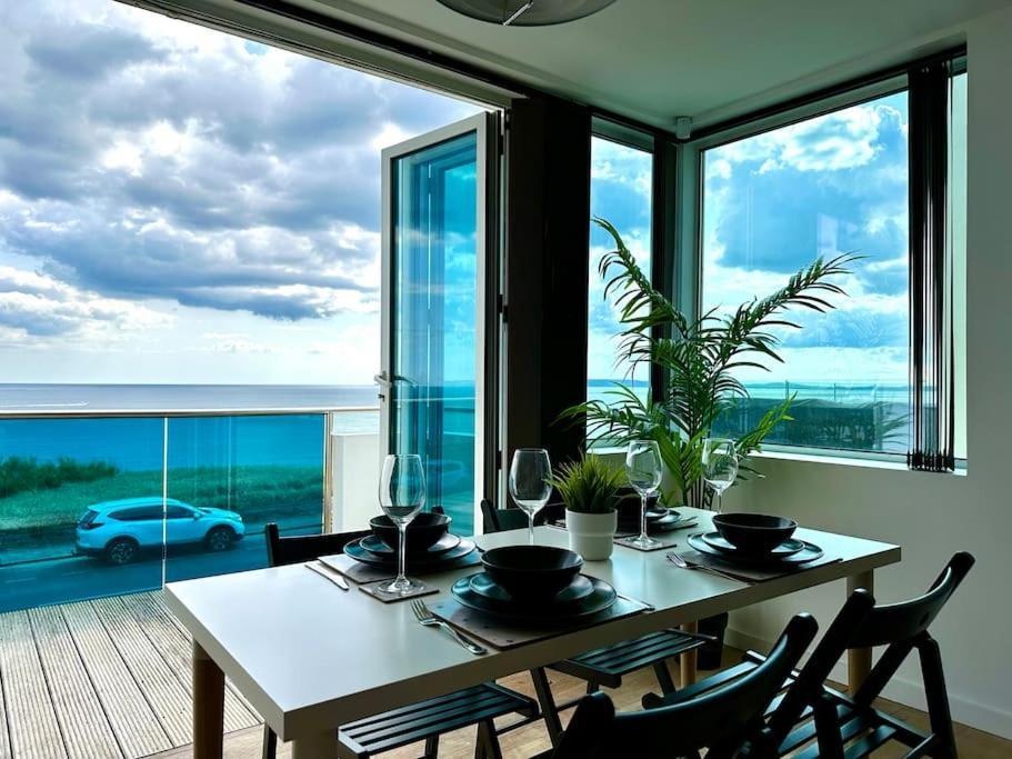 Stunning Panoramic Sea View Beach Location - Sleeps Up To 4 People - Free Parking - The Best Beach! - Great Location - Fast Wifi - Smart Tv - Newly Decorated - Sleeps Up To 4! Close To Bournemouth & Poole Town Centre & Sandbanks ภายนอก รูปภาพ