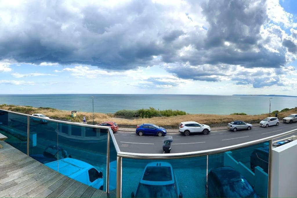 Stunning Panoramic Sea View Beach Location - Sleeps Up To 4 People - Free Parking - The Best Beach! - Great Location - Fast Wifi - Smart Tv - Newly Decorated - Sleeps Up To 4! Close To Bournemouth & Poole Town Centre & Sandbanks ภายนอก รูปภาพ